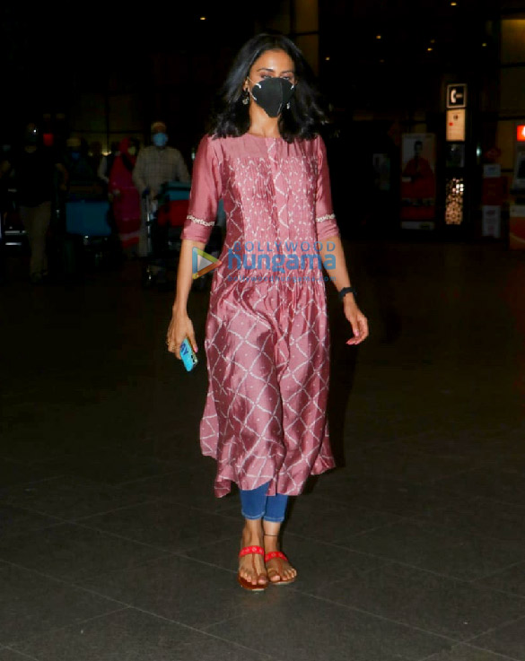 photos rakul preet singh and pranitha subhash snapped at the airport 1