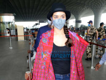 Photos: Raveena Tandon, Shraddha Kapoor and Dimple Kapadia spotted at the airport