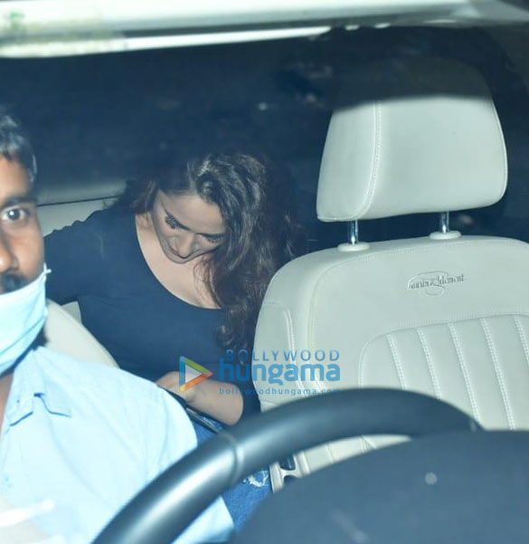 photos salman khan and pragya jaiswal snapped in bandra 1