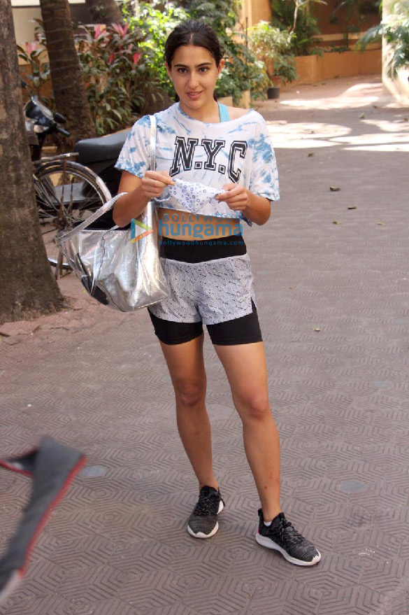 photos sara ali khan snapped at santacruz 4