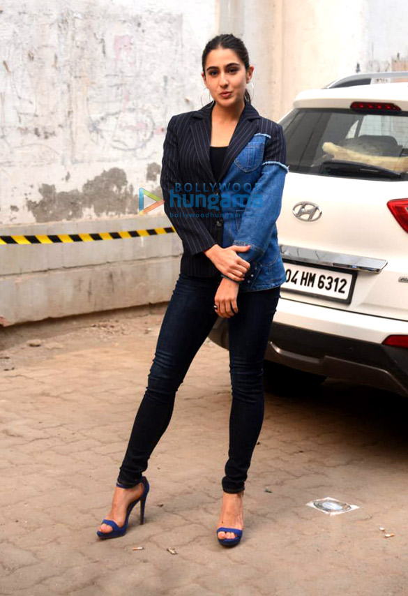 photos sara ali khan snapped post a photo shoot in filmcity 1