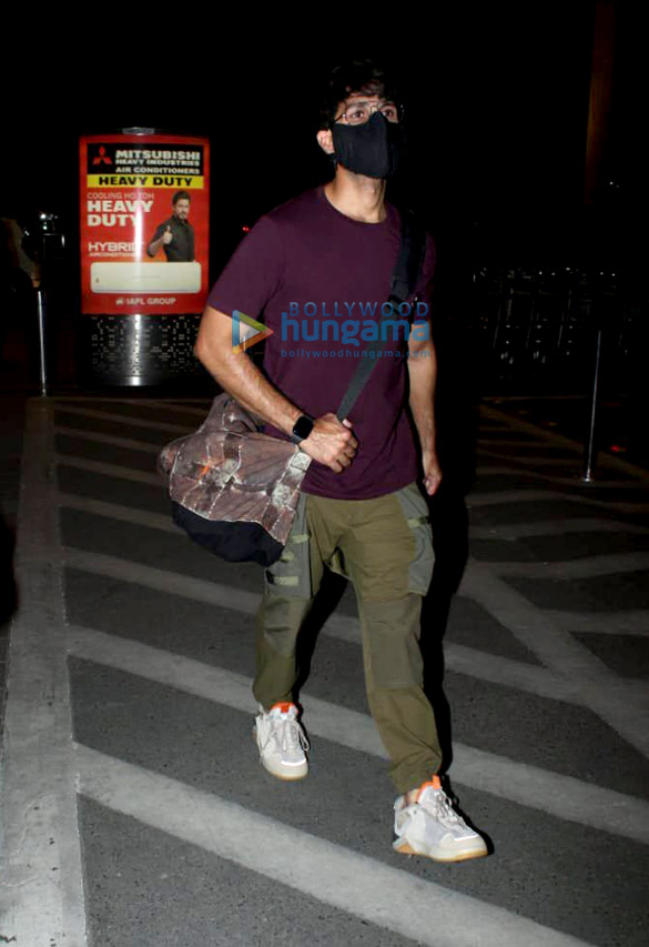 photos shahid kapoor mira kapoor and pooja hegde snapped at the airport 5