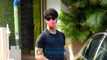 Photos: Shahid Kapoor snapped in Juhu