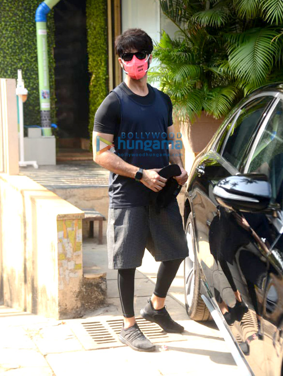 Photos: Shahid Kapoor snapped in Juhu