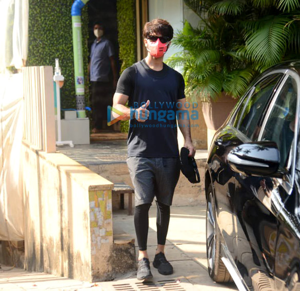 photos shahid kapoor snapped in juhu 2 3