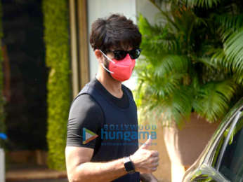 Photos: Shahid Kapoor snapped in Juhu