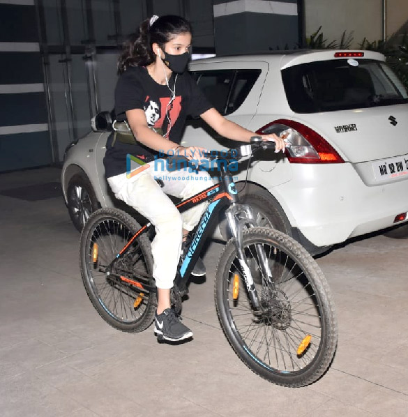 photos shanaya kapoor snapped cycling in juhu 3