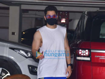 Photos: Soha Ali Khan and Kunal Kemmu snapped with their daughter at Kareena Kapoor Khan's house