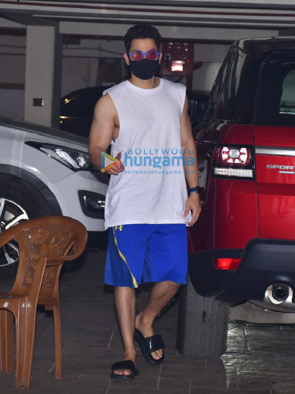 photos soha ali khan and kunal kemmu snapped with their daughter at kareena kapoor khans house 2