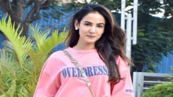 Photos: Sonal Chauhan snapped at a store in Juhu