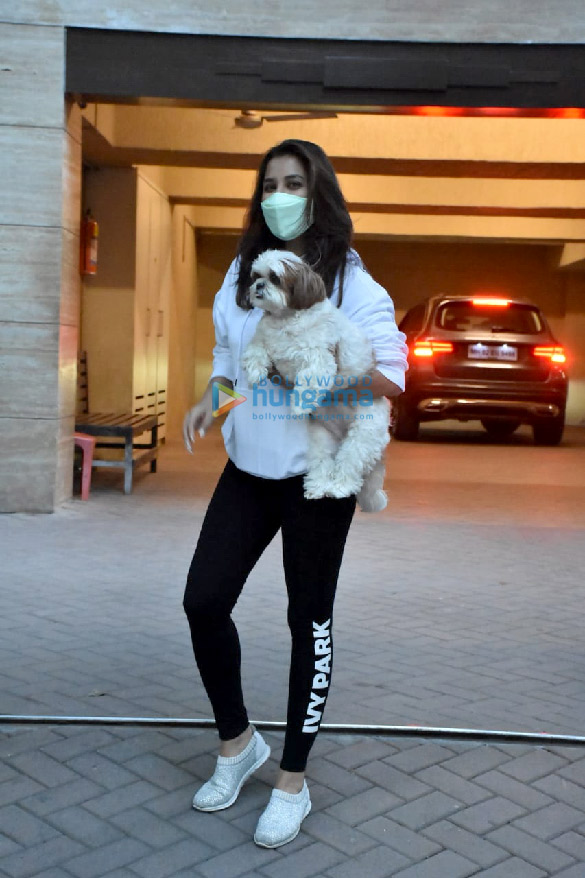 photos sophie choudry spotted in bandra 2 3
