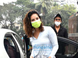 Photos: Sunny Leone snapped at a salon in Juhu