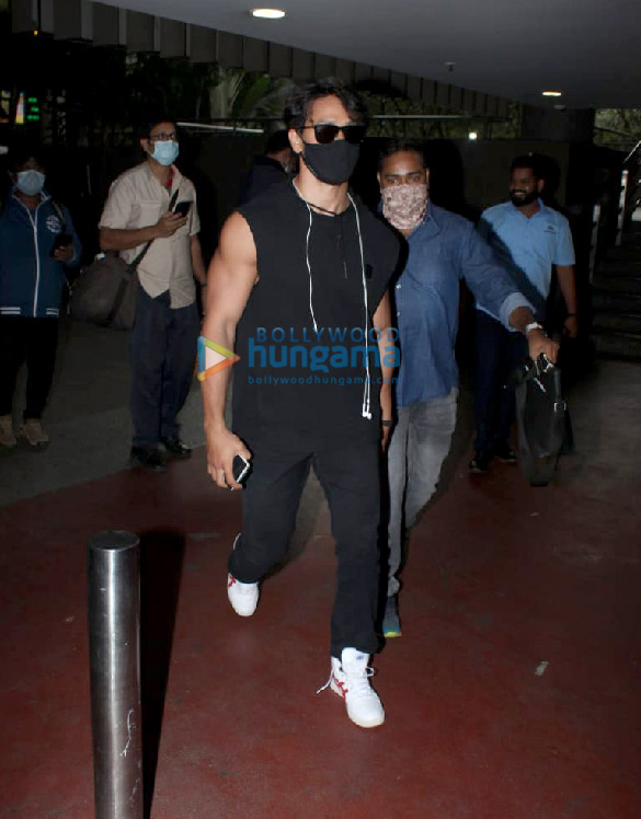 photos tiger shroff and disha patani snapped at the airport 3 3