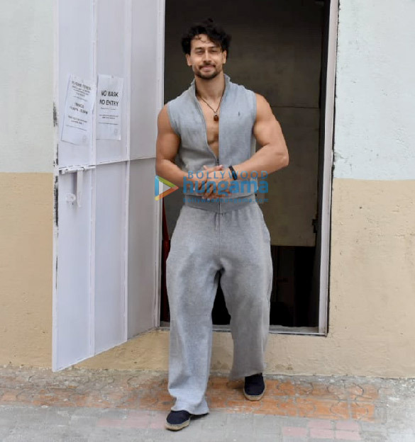 photos tiger shroff spotted in juhu 3