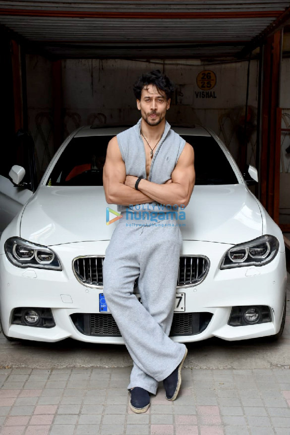 photos tiger shroff spotted in juhu 4
