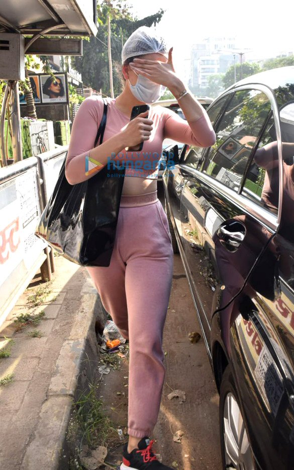 photos urvashi rautela snapped in juhu 2 3