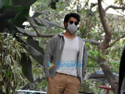 Photos: Varun Dhawan snapped at Maddock office