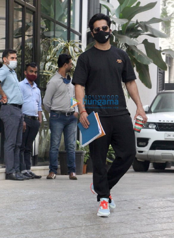 photos varun dhawan spotted at maddock office in santacruz 1 2