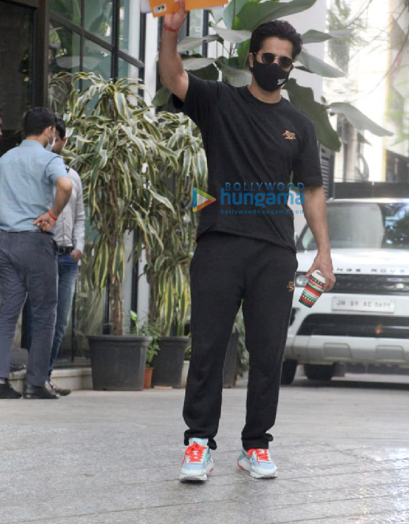 photos varun dhawan spotted at maddock office in santacruz 4 2