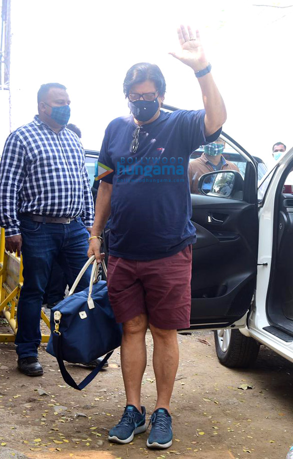 photos varun dhawans family arrives in alibaug for the wedding 2