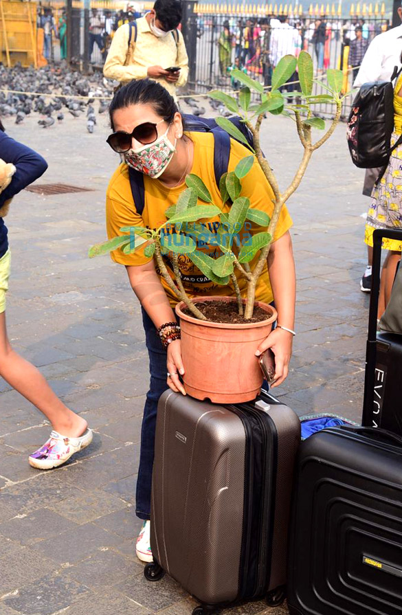 photos vidya balan spotted with her husband siddharth roy kapur at gateway of india 3
