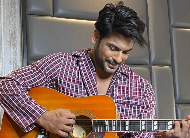 Sidharth Shukla poses with a guitar while flashing his million-dollar-smile leaving the fans smitten!