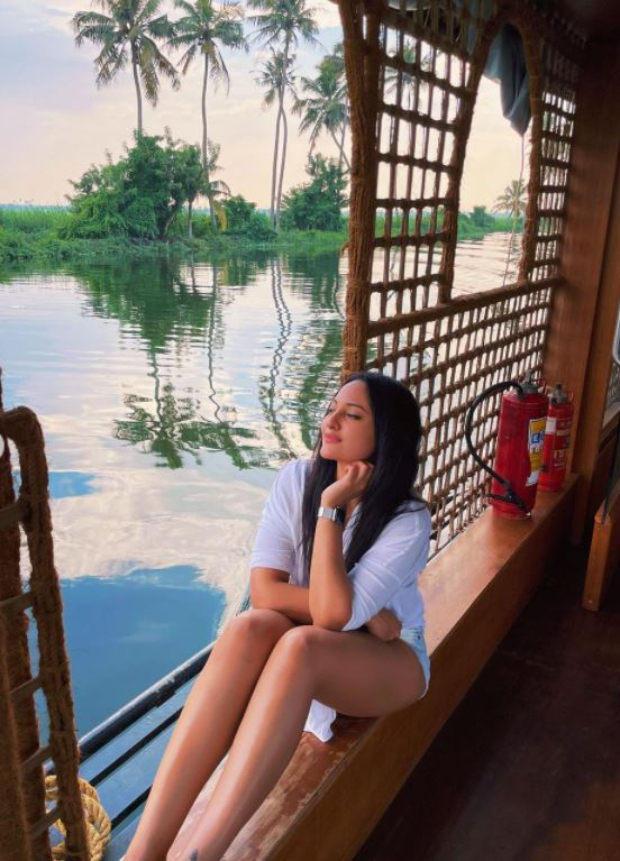 Sonakshi Sinha shares breathtaking pictures from her Kerala trip; Jacqueline Fernandez calls her Goddess