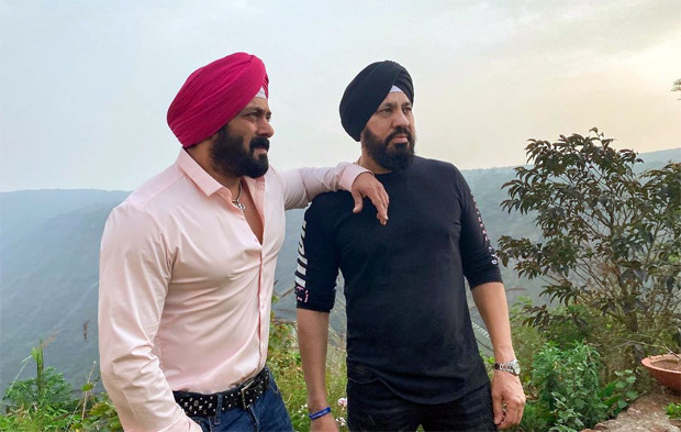 Turban-clad Salman Khan strikes a pose with Shera on the sets of Antim - The Final Truth Turban-clad Salman Khan strikes a pose with Shera on the sets of Antim - The Final Truth