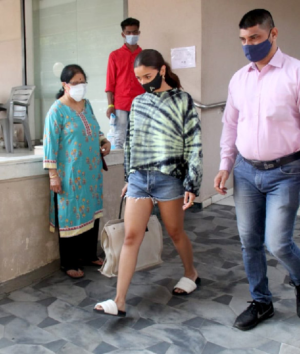 Photos: Alia Bhatt spotted outside an eye clinic in Bandra Photos: Alia Bhatt spotted outside an eye clinic in Bandra