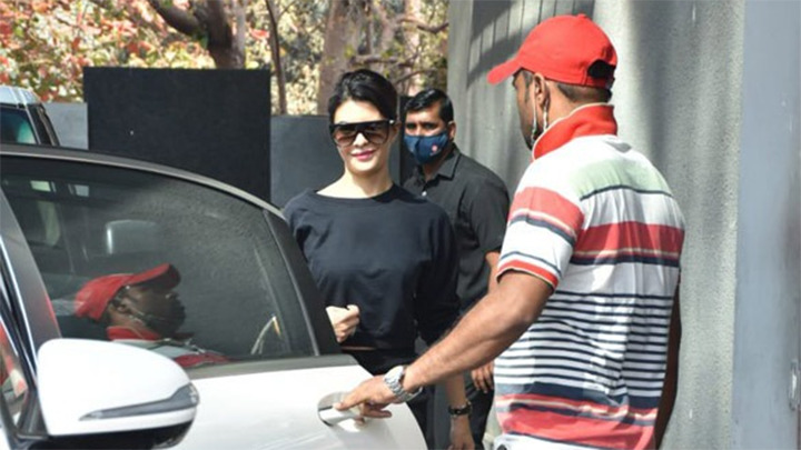 Jacqueline Fernandez spotted at Pooja entertainment in Juhu