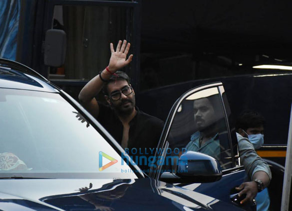Photos: Ajay Devgn and MS Dhoni snapped at Film City in Goregaon Photos: Ajay Devgn and MS Dhoni snapped at Film City in Goregaon