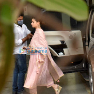 Photos: Alia Bhatt snapped in Juhu