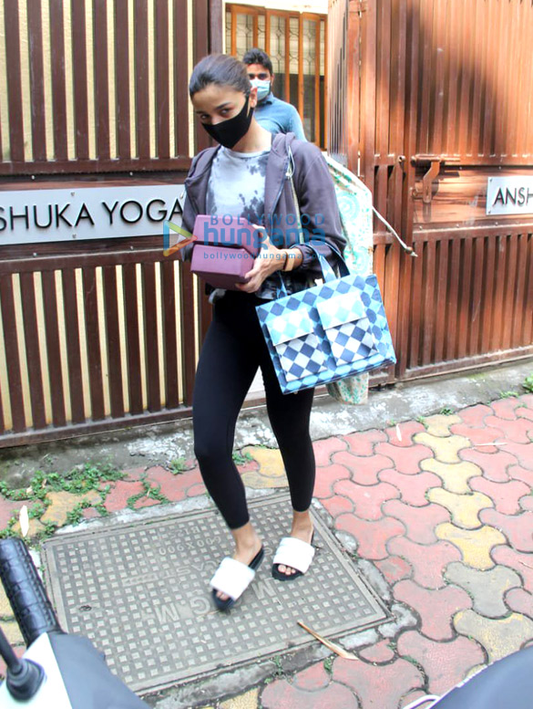 photos alia bhatt spotted at anshuka yoga in bandra 4