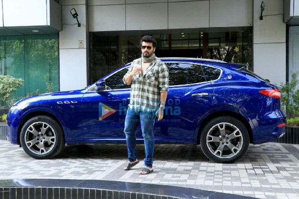 photos arjun kapoor spotted at nikkhil advanis office in santacruz 4