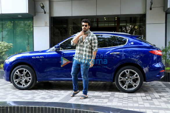 photos arjun kapoor spotted at nikkhil advanis office in santacruz 5