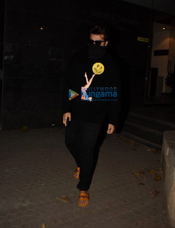 photos arjun kapoor spotted at clinic in santacruz 3