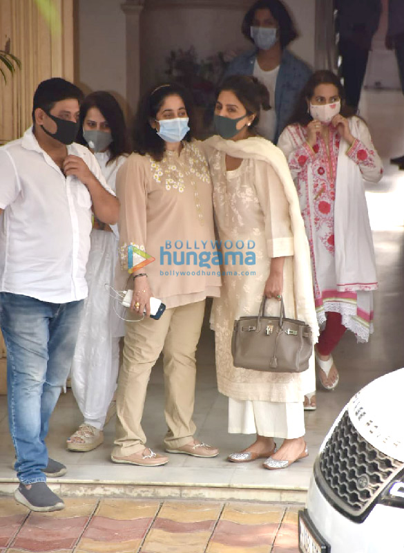 photos celebs attend the late rajiv kapoors chautha in chembur 3
