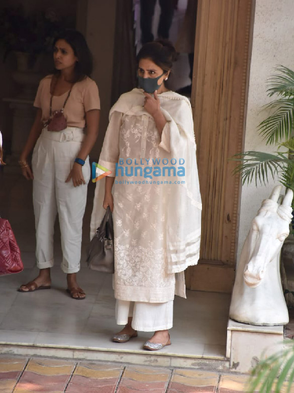 photos celebs attend the late rajiv kapoors chautha in chembur 6