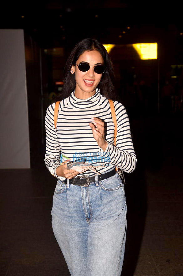 photos daisy shah sonal chauhan and others sanpped at the airport 5