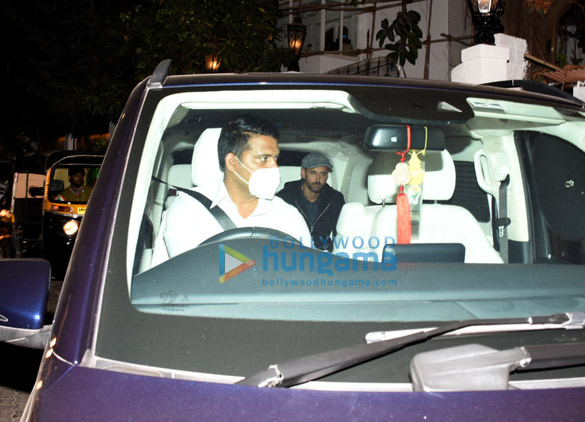 photos hrithik roshan sussanne khan tejas thackeray and rashmi thackeray snapped at sanjay khans bungalow in juhu for private dinner 1