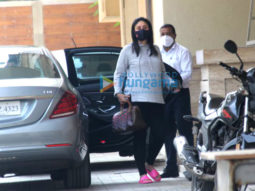 Photos: Kareena Kapoor Khan snapped at Amrita Arora’s house in Bandra