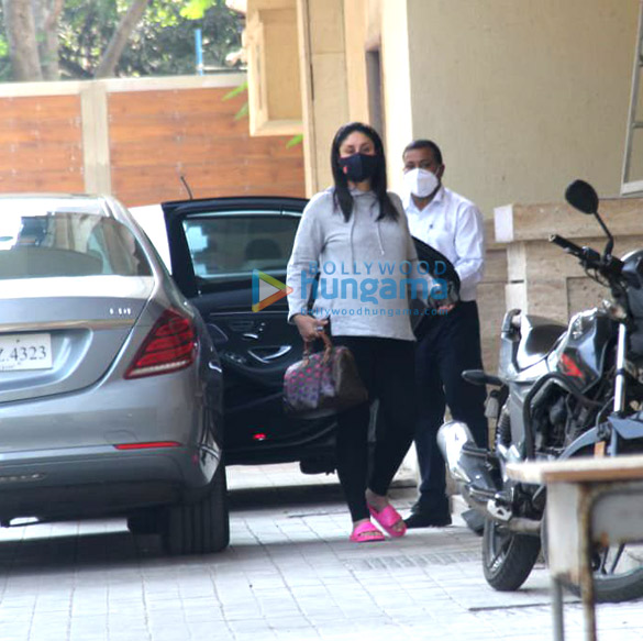 Photos: Kareena Kapoor Khan snapped at Amrita Arora’s house in Bandra Photos: Kareena Kapoor Khan snapped at Amrita Arora’s house in Bandra
