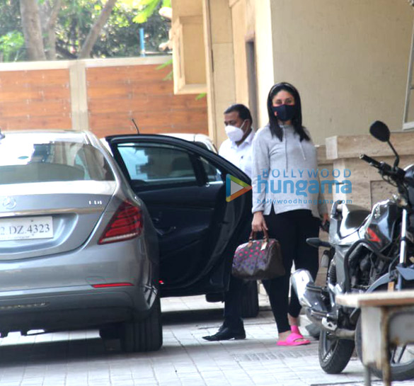 photos kareena kapoor khan snapped at amrita aroras house in bandra 3