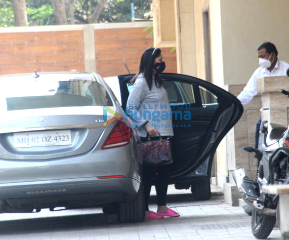 photos kareena kapoor khan snapped at amrita aroras house in bandra 4