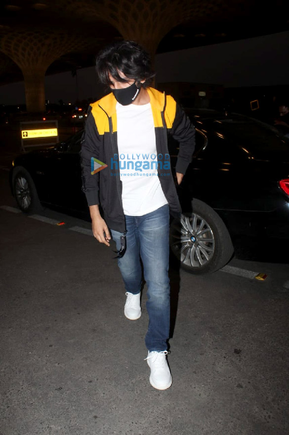 photos kartik aaryan and kiara advani snapped at the airport 4