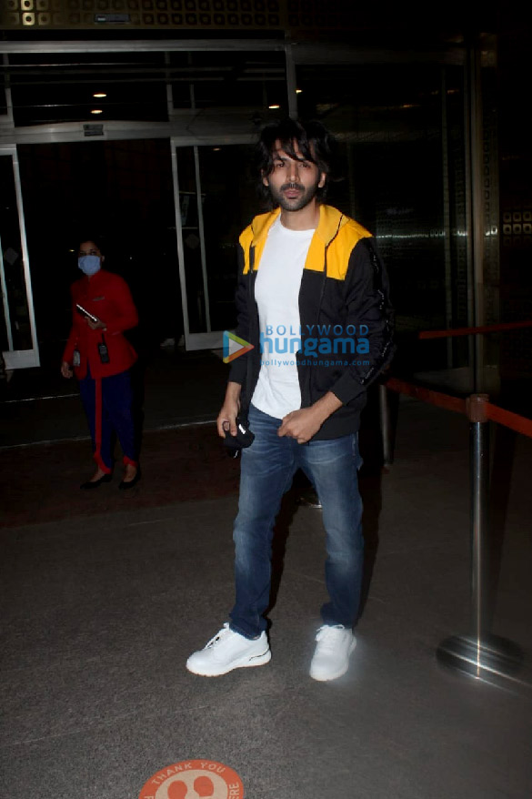 photos kartik aaryan and kiara advani snapped at the airport 5