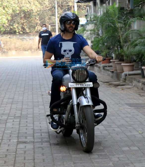 photos kartik aaryan snapped at dabboo ratnanis studio 6