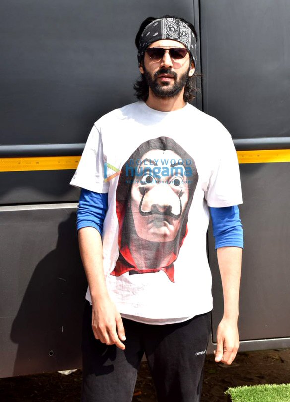 photos kartik aaryan snapped at a shoot in versova 6