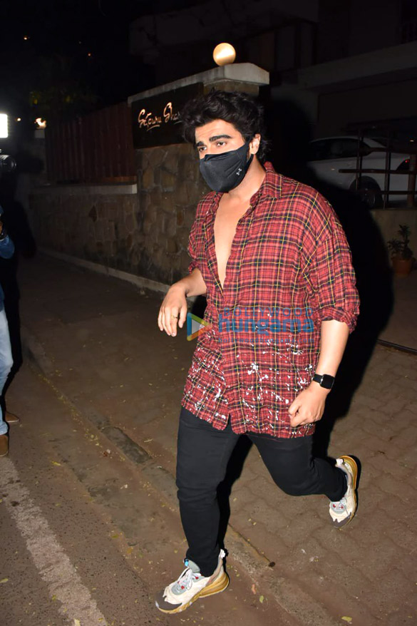 photos malaika arora arjun kapoor soha ali khan kunal khemmu and karisma kapoor spotted at kareena kapoor khans house in bandra 2