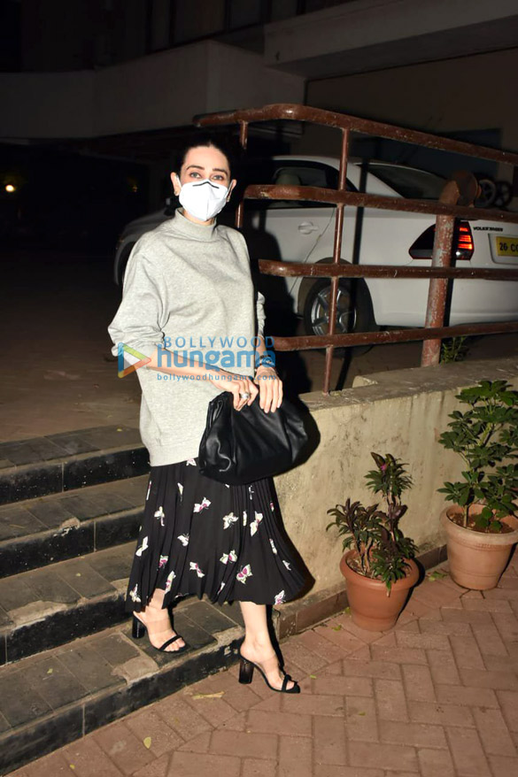 photos malaika arora arjun kapoor soha ali khan kunal khemmu and karisma kapoor spotted at kareena kapoor khans house in bandra 4